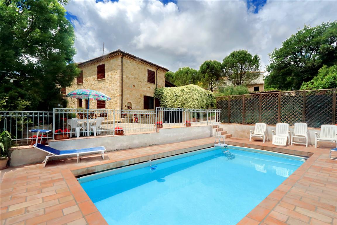 252_sfeervol vakantiewoning, vakantiehuis met privé zwembad, Marche, San Severino, Macerata, Casa Bello, Italië 1