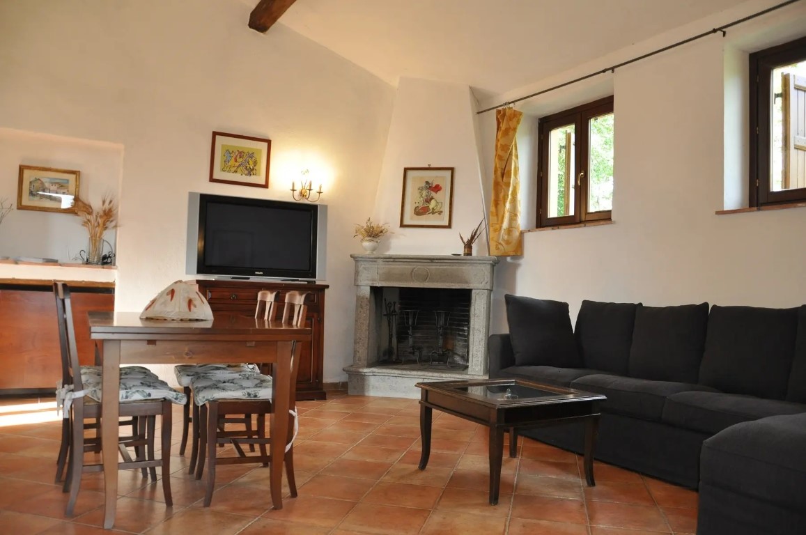 125_4093685_lequercedicampocane-azzara-salotto