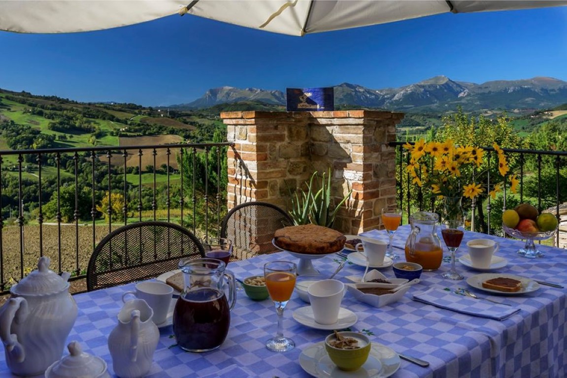 74_Kleinschalige Agriturismo Il Nido di Falco met zwembad Marche