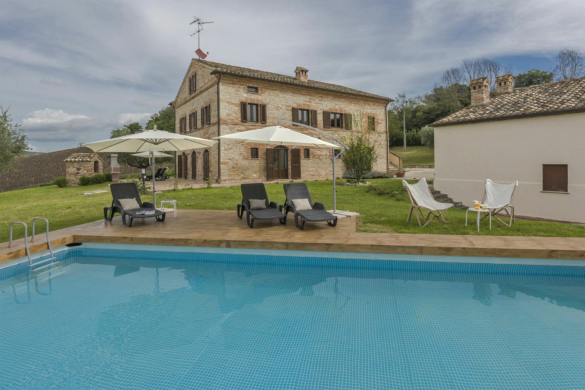 458_b3348ad_Villa Loreta, met prive zwembad, jacuzzi, voor groep in Zuid Le Marche (11)